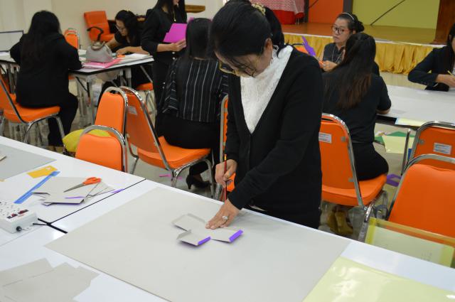 3. อบรมเชิงปฏิบัติการเรื่อง“การพัฒนาและผลิตสื่อส่งเสริมการเรียนรู้ในงานห้องสมุด”