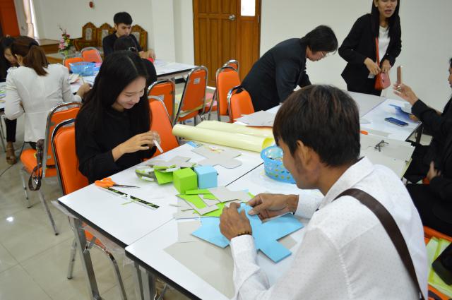 4. อบรมเชิงปฏิบัติการเรื่อง“การพัฒนาและผลิตสื่อส่งเสริมการเรียนรู้ในงานห้องสมุด”