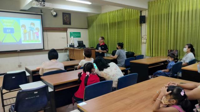 3. วันที่ 15 กรกฎาคม 2566 โปรแกรมวิชาจัดกิจกรรมบูรณาการการเรียนการสอนกับการบริการวิชาการในรายวิชา การจัดกิจกรรมห้องสมุด เพื่อส่งเสริมการเรียนรู้ในหัวข้อ  "อ่านนิทานให้เด็กฟังเพิ่มพลัง EF"